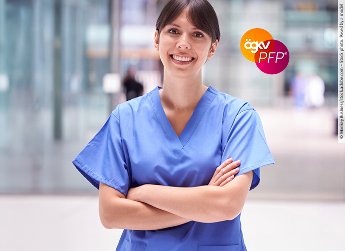 Diplomierten Gesundheits- und Krankenpflegerin, die sich über das CNE-Angebot Ihres Arbeitgebers freut.
